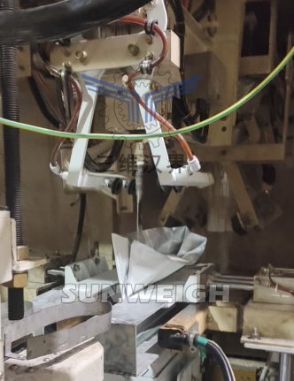 连云港某化工公司对苯二酚全自动小袋包装机案例